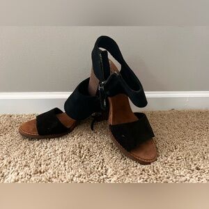 Tom’s women’s zip suede heel
